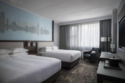 Deluxe Room with One King and One Queen Bed image 5
