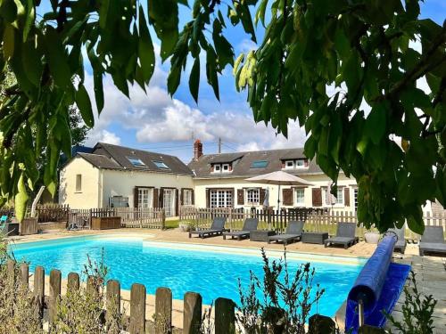 Demeure spacieuse avec piscine dans le Perche gîte à louer La Bizolière