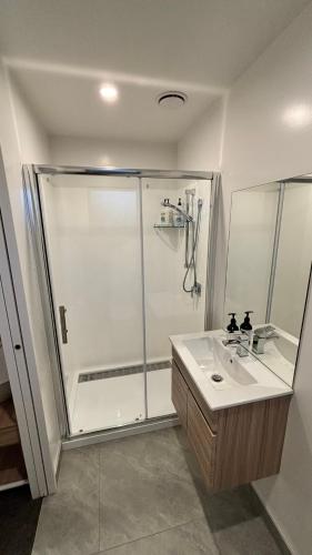 Bathroom, Close to City and Beach - Modern Home with Garage in Linwood
