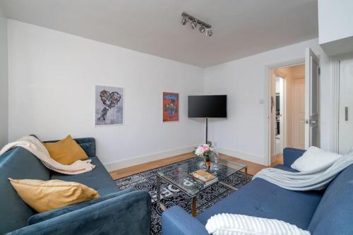 New 4BD Stylish Apartment with Amazing Transport, Londra
