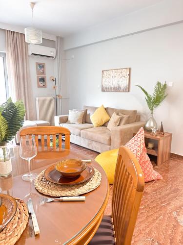 Sea the City - Chic 2-BDR Escape with Spacious Living, Atenas