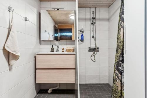 2 Bedroom Apartment with Canal View, Private Sauna, Sun Deck and EV Parking, Helsinki (photo 4)