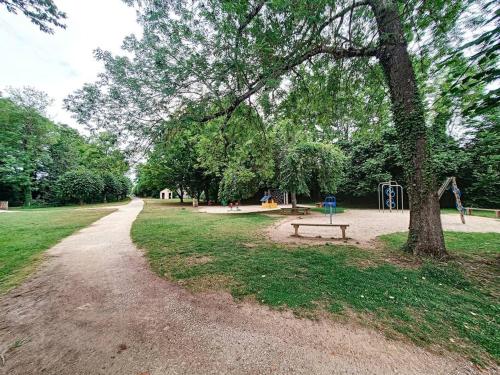 Alrededores, Studio in Sens