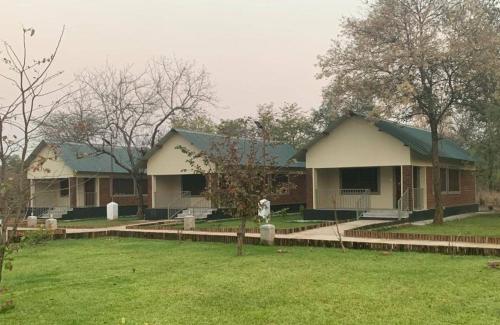 Yousha Safari Lodge in Kakumbi