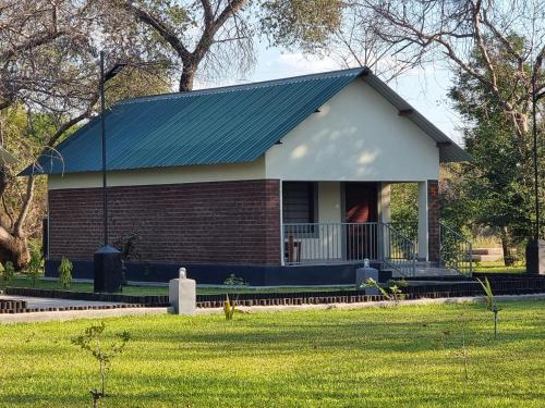 Yousha Safari Lodge in Kakumbi
