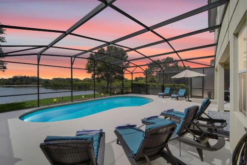 Solterra Stunner- 6 bedroom home with a south facing pool overlooking lagoon, game room, in a gated resort in Davenport, USA