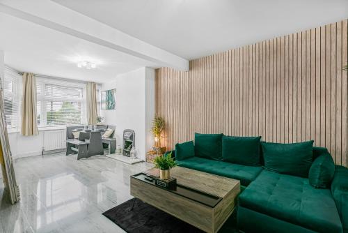 Stylish House With EV Plug In & Free Parking Ping Pong Table With Garden Near Heathrow gîte à louer St. Giles Hotel Heathrow