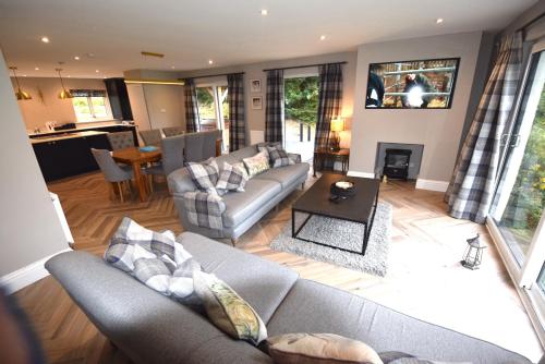 Crann Mhor Holiday Home - by the Drimsynie Estate
