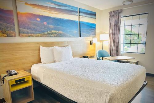 Queen Room with Bath Tub - Mobility Accessible/Non-Smoking