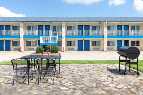 Days Inn by Wyndham Baytown TX - main image