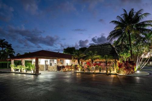 外部景觀, 速8酒店-佛羅里達城/通往基斯群島/大沼澤地-溫德姆旗下 (Super 8 by Wyndham Florida City/Gateway to Keys/Everglades&nbsp;) in 佛羅里達市