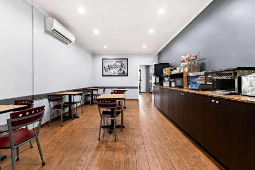 餐廳, 速8酒店-佛羅里達城/通往基斯群島/大沼澤地-溫德姆旗下 (Super 8 by Wyndham Florida City/Gateway to Keys/Everglades&nbsp;) in 佛羅里達市