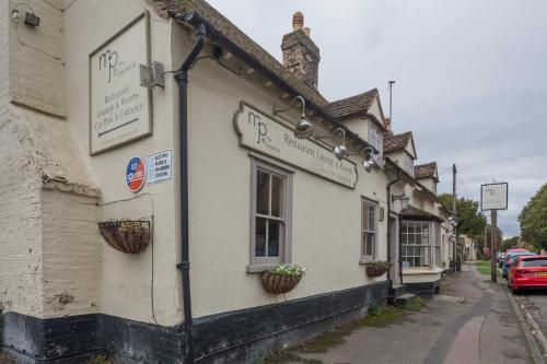 4 x Newly refurbished private access rooms with ensuites - restaurant on-site in Fen Ditton