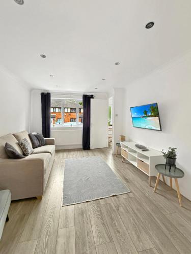 Amaya Three - Newly Renovated - Sleeps 6 - Grantham - Garden & Driveway, Grantham (foto 4)