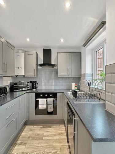 Amaya Three - Newly Renovated - Sleeps 6 - Grantham - Garden & Driveway, Grantham (foto 5)