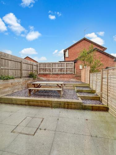 Amaya Three - Newly Renovated - Sleeps 6 - Grantham - Garden & Driveway, Grantham (foto 8)