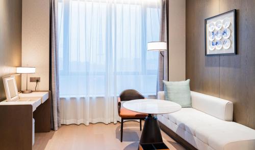 Yuexiu Hotel Guangzhou,Curio Collection by Hilton-Free shuttle between hotel and Exhibition Center during Canton Fair & Exhibitor Registration Counter