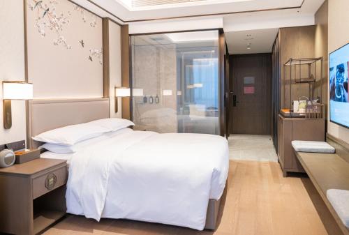 Yuexiu Hotel Guangzhou,Curio Collection by Hilton-Free shuttle between hotel and Exhibition Center during Canton Fair & Exhibitor Registration Counter