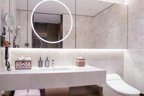 Yuexiu Hotel Guangzhou,Curio Collection by Hilton-Free shuttle between hotel and Exhibition Center during Canton Fair & Exhibitor Registration Counter