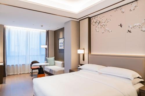 Yuexiu Hotel Guangzhou,Curio Collection by Hilton-Free shuttle between hotel and Exhibition Center during Canton Fair & Exhibitor Registration Counter