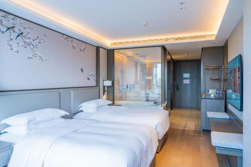 Yuexiu Hotel Guangzhou,Curio Collection by Hilton-Free shuttle between hotel and Exhibition Center during Canton Fair & Exhibitor Registration Counter