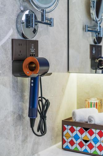 Yuexiu Hotel Guangzhou,Curio Collection by Hilton-Free shuttle between hotel and Exhibition Center during Canton Fair & Exhibitor Registration Counter