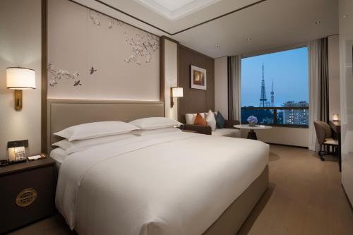 Yuexiu Hotel Guangzhou,Curio Collection by Hilton-Free shuttle between hotel and Exhibition Center during Canton Fair & Exhibitor Registration Counter