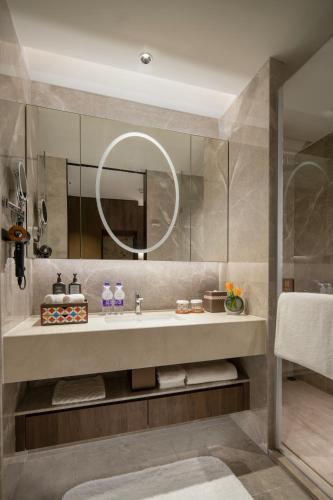 Yuexiu Hotel Guangzhou,Curio Collection by Hilton-Free shuttle between hotel and Exhibition Center during Canton Fair & Exhibitor Registration Counter