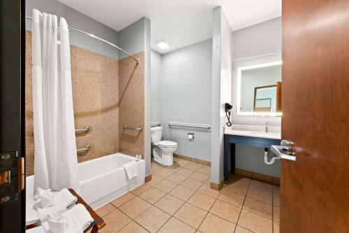 Econo Lodge Inn & Suites New Braunfels - image 11