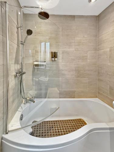 Amaya Three - Newly Renovated - Sleeps 6 - Grantham - Garden & Driveway, Grantham (foto 3)