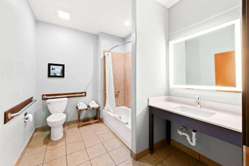 Econo Lodge Inn & Suites New Braunfels - image 14