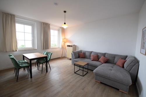 1 queen bed, 1 sofa bed