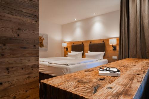 1 king bed, 1 sofa bed