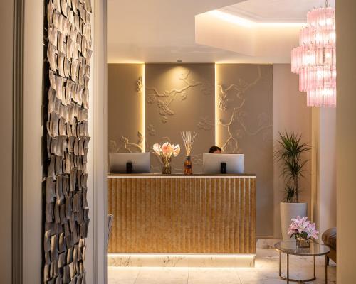 Lobby, Ellen Kensington near Star Kebab House