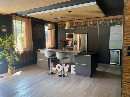 Villa entre amis famille proche Toulouse 10 pers, Jacuzzi piscine bar in Auterive (Midi-Pyrenees)