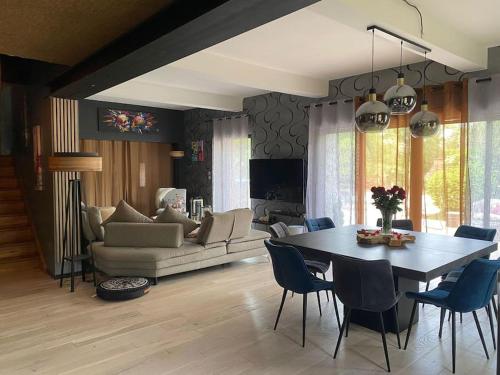 Villa entre amis famille proche Toulouse 10 pers, Jacuzzi piscine bar in Auterive (Midi-Pyrenees)