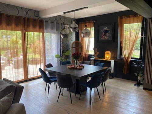 Villa entre amis famille proche Toulouse 10 pers, Jacuzzi piscine bar in Auterive (Midi-Pyrenees)