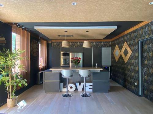 Villa entre amis famille proche Toulouse 10 pers, Jacuzzi piscine bar in Auterive (Midi-Pyrenees)