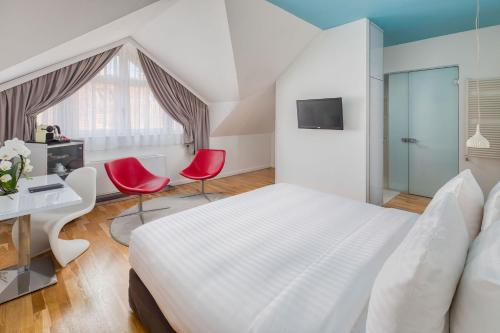 Double Room image 10
