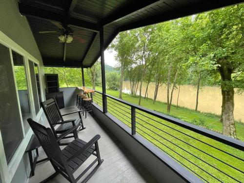 River House - Cottage with KY River View & Access in Wilmore, USA