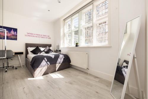 Modern Luxury Soho Apartment - image 3