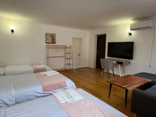 3 twin beds