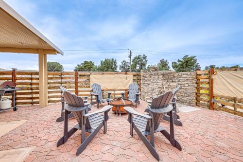 Updated Abode 22 Mi to Joshua Tree National Park! in Morongo Valley, USA