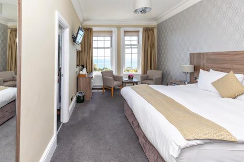 Double Room with Sea View image 5