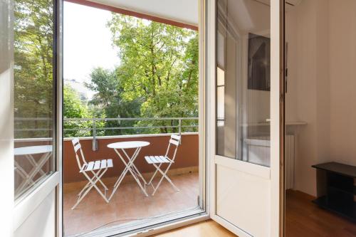 GuestHost - Irnerio- Washington Balcony Apartment, Mediolan
