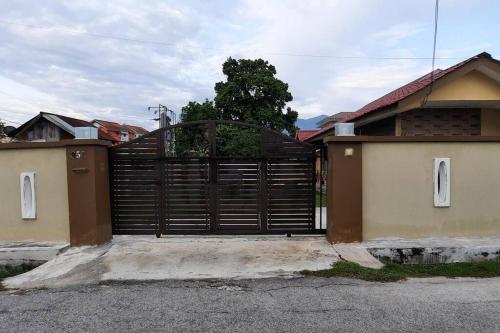 Ipoh Buntong Corner homestay in Falim