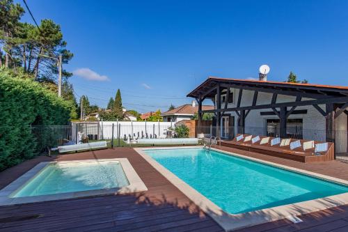 La maison du Bonheur Arés 30 personnes avec piscines chauffées - Location saisonnière - Arès