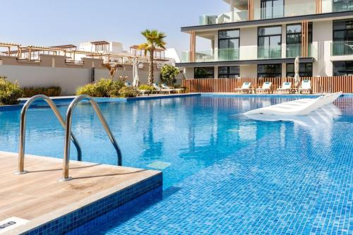 Waves - Comfortable JVC Apt with Balcony and Maids Room, Dubaj