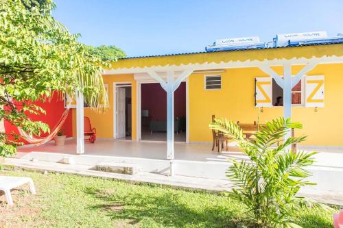 Vista exterior, Kaz à Krol et Harry (Kaz a Krol et Harry) in Sainte Rose