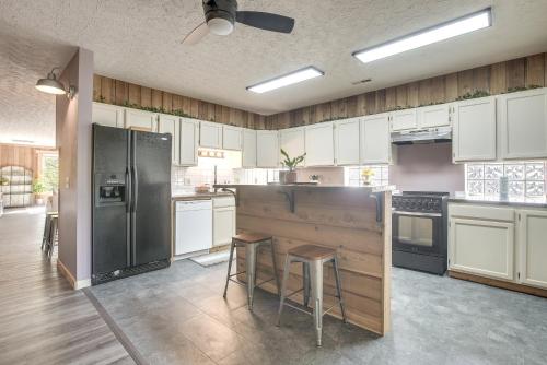 Downtown Condo about 23 Mi to Hocking Hills State Park in แลนเคสเตอร์ (OH)